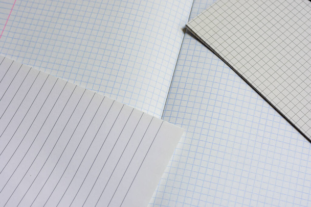 Geopende notitieboekjes in een kooi en een line close-up - Foto, afbeelding
