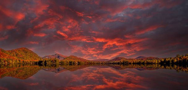 Laurentides 'teki Lac-Superieur manzarası, Mont-tremblant, Quebec, Kanada - Fotoğraf, Görsel