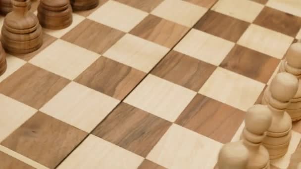 tablero de ajedrez hecho a mano y figuras. bueno para el fondo - Metraje, vídeo