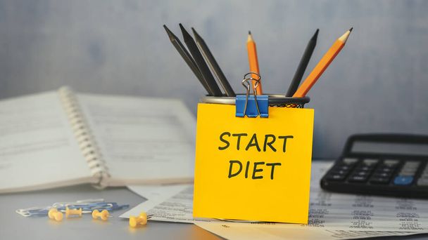 Start Dieta - pojęcie tekstu na lepkiej nucie. Zamknięcie osobistego porządku obrad - Zdjęcie, obraz