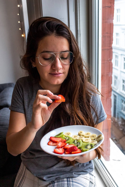 Nuori nainen ottaa terveellisen aamiaisen - Valokuva, kuva
