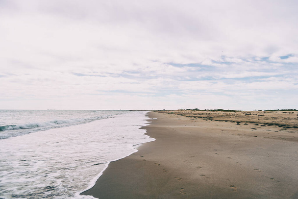 Одинокий пляж в дельте Эбро, таррагона, Испания. День облачный и ветреный. - Фото, изображение