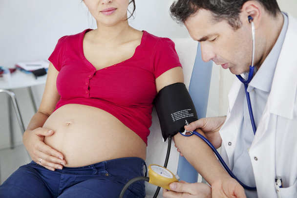 vérnyomás, terhes nő - Fotó, kép
