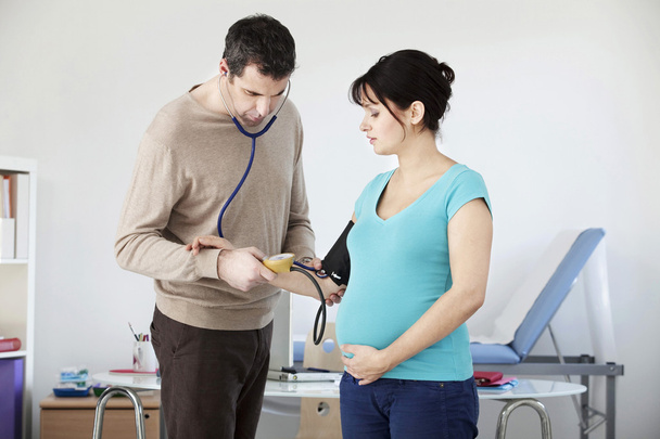 血圧、妊娠中の女性 - 写真・画像