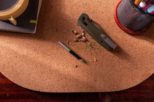 ナイフの裏側にクリップが付いています。ナイフは折り畳まれた位置にあります。テーブルの上にポケットナイフ。トップへ. - 写真・画像