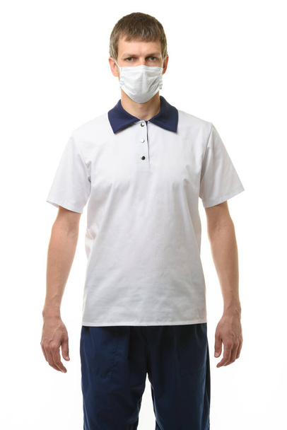 Retrato de un médico con máscara médica sobre fondo blanco - Foto, Imagen