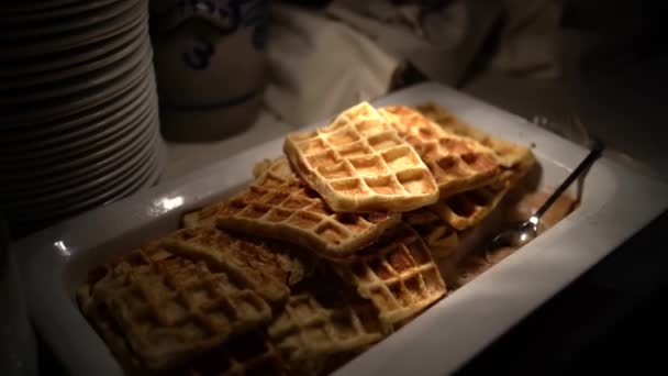 Повар кладет швейцарские вафли на тарелку - Кадры, видео