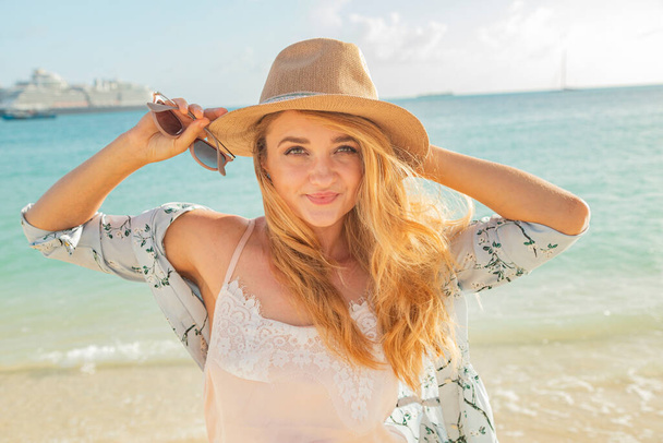 portrait of a blonde woman in a hat on the beach - Foto, Imagem