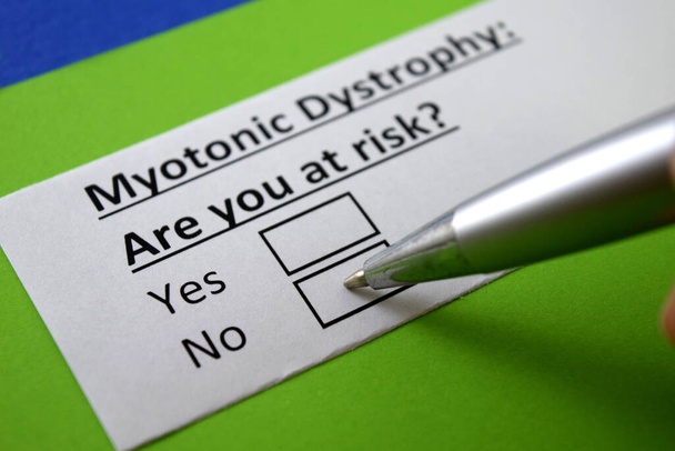 Un doigt répond à la question sur la dystrophie myotonique. - Photo, image