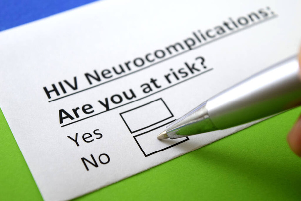 Un dito risponde alla domanda sulle neurocomplicazioni da HIV. - Foto, immagini