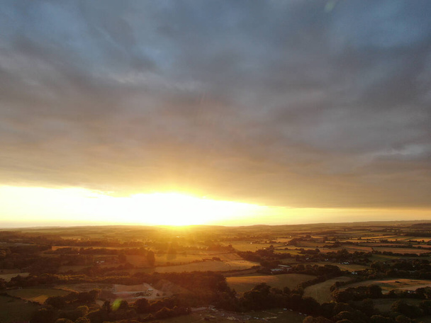 vue aérienne de la belle campagne vallonnée au coucher du soleil avec une lumière dorée - Photo, image