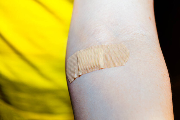 Lepicí náplast na ženské ruce. Ruka po darování krve - Fotografie, Obrázek