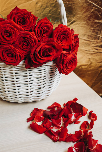 košík plný červených růží na zlatém pozadí - květiny a rostliny - Fotografie, Obrázek