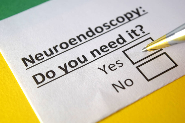 Ένα άτομο απαντά σε ερώτηση για νευροενδοσκόπηση - Φωτογραφία, εικόνα