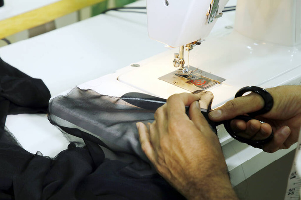 Costura a mano en la máquina de bordar, máquina de bordar - Foto, Imagen