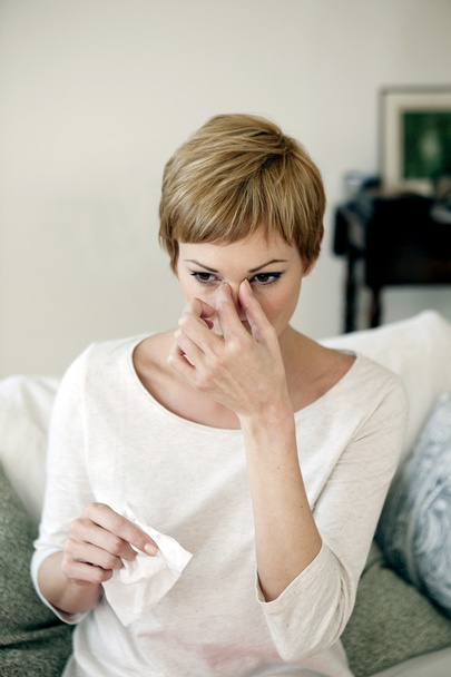 鼻炎を持つ女性 - 写真・画像