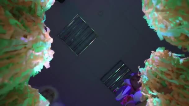 Geburtstagsfeier - bunte Neonbänder in die Kamera werfen - Filmmaterial, Video