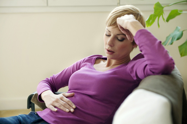 Bauchschmerzen bei einer Frau - Foto, Bild