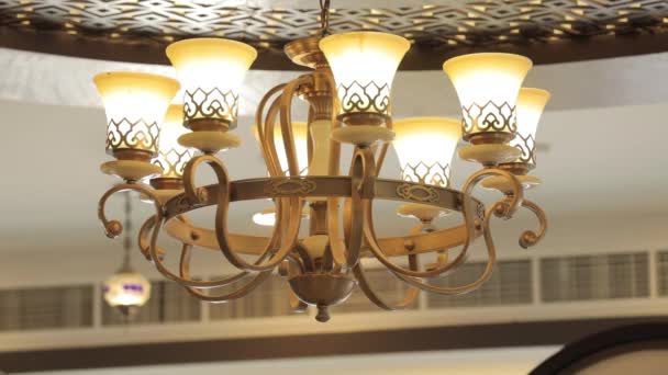 :Luxe plafondlamp aan het plafond bevestigd - Video