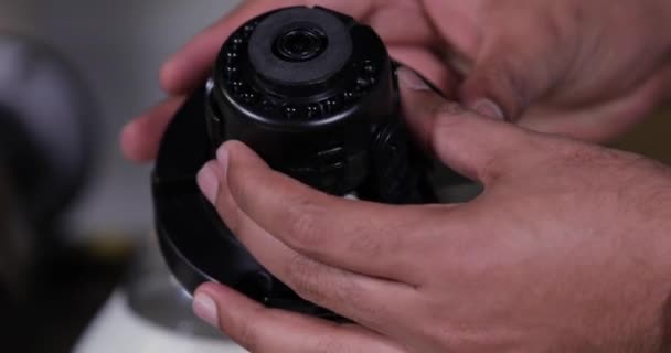 Un homme réparant une caméra de vidéosurveillance dans le centre de service - Séquence, vidéo