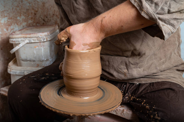 Création d'un pot d'argile close-up. Fabrication de produits à partir d'argile. Potter au travail. - Photo, image