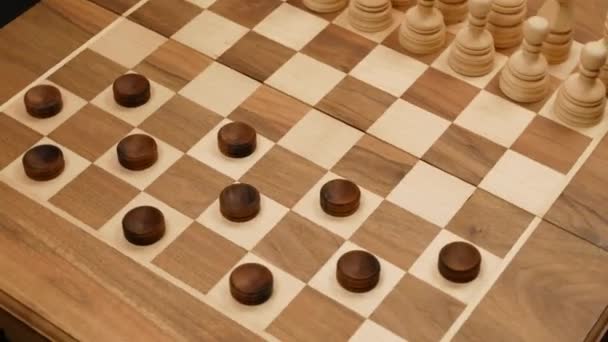 figuras de ajedrez blanco contra damas negras - Metraje, vídeo
