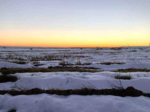 Lumen peittämät viljelypellot auringonlaskun aikaan  - Valokuva, kuva