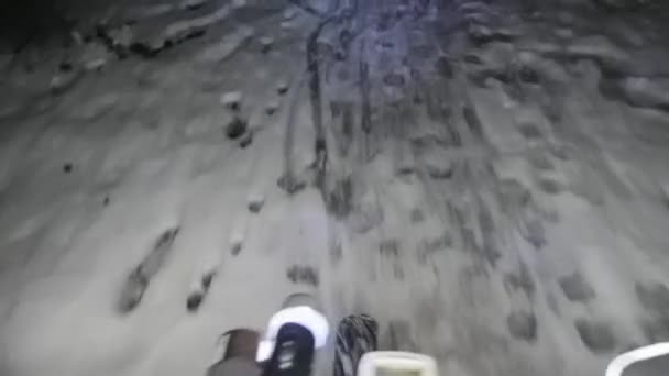 Ciclista Montar en bicicleta de montaña en el sendero nevado por la noche. Extreme Sport and Enduro Biking Concept (en inglés). Carretera nevada y resbaladiza cubierta por pocos centímetros de nieve pegajosa - Imágenes, Vídeo
