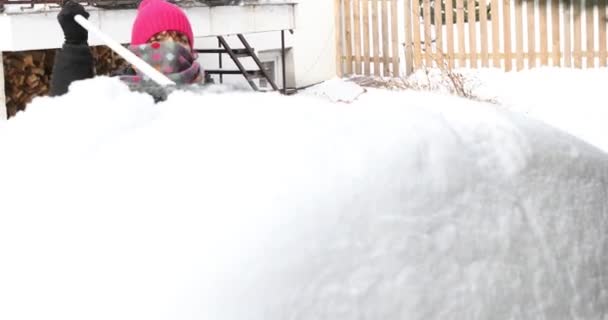 Nainen raapimassa Tuulilasia, Nainen poistamassa lunta autosta, Nainen poistamassa lunta tuulilasista lumiharjalla - Materiaali, video
