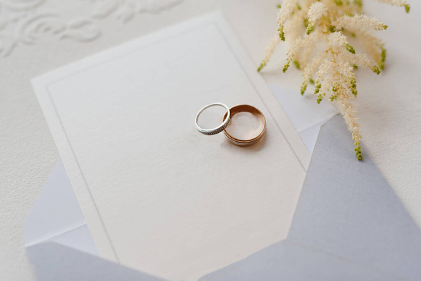 結婚式の飾り付きの結婚指輪 - 写真・画像