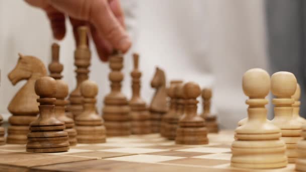 la reina negra se mueve desde el lado borroso del tablero de ajedrez - Imágenes, Vídeo