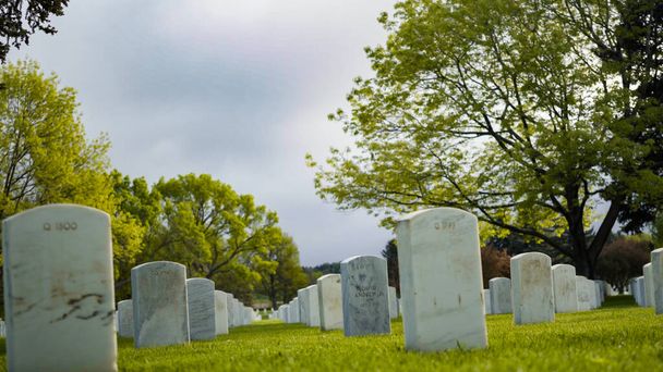 Denver, Colorado, ABD-26 Mayıs 2019 - Sonsuz sayıda beyaz mermer mezar taşı - Fotoğraf, Görsel