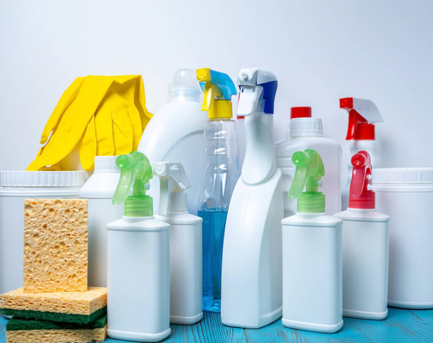 Καθαρισμός και απολύμανση του σπιτιού σας. Μεγάλα και μικρά μπουκάλια και σπρέι με καθαριστικά και εργαλεία καθαρισμού - Φωτογραφία, εικόνα
