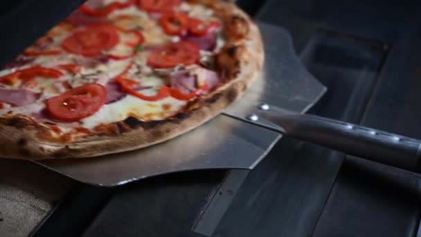 A séf kiveszi a pizzát a sütőből. - Felvétel, videó
