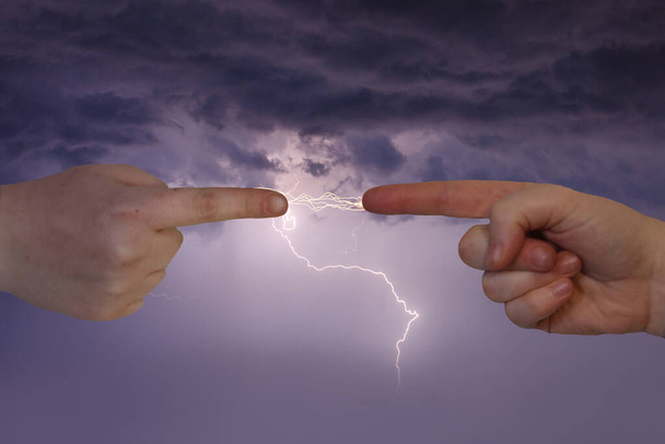 deux doigts humains pointent et échangent des éclairs boulons - Photo, image