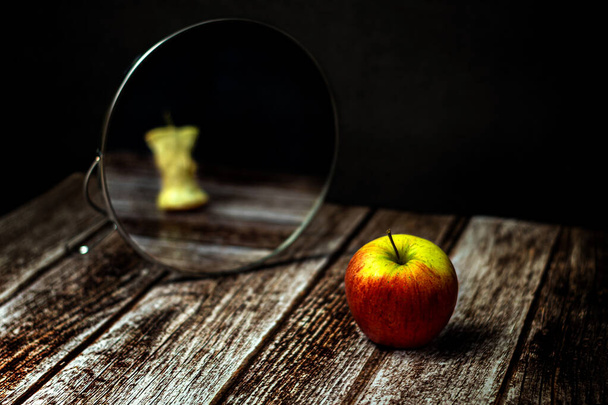 Μήλο στον καθρέφτη σε σκούρο φόντο - Φωτογραφία, εικόνα