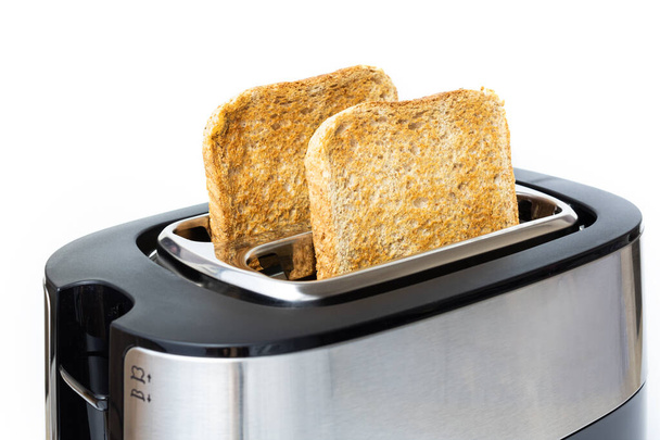 Beyaz arka planda tost makinesinde orta derecede kızarmış tost. - Fotoğraf, Görsel