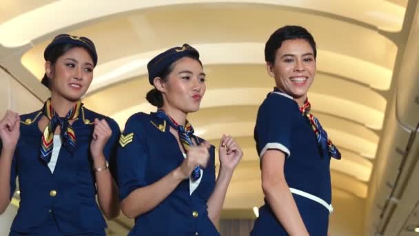 A légiutas-kísérők örömmel táncolnak a repülőn - Felvétel, videó