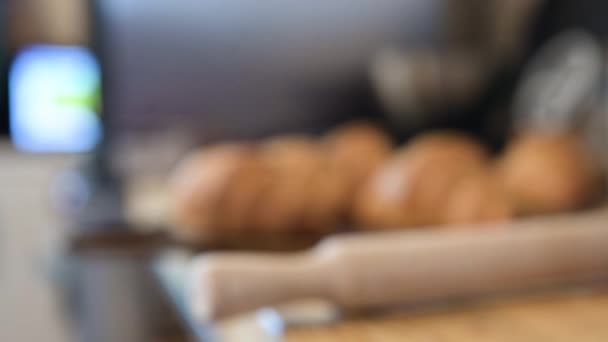 Tuoreita croissanteja aamiaispöydällä. Leipomo - Materiaali, video