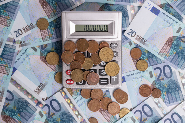 Moedas em euros de várias denominações, notas de 20 euros e calculadora - Foto, Imagem