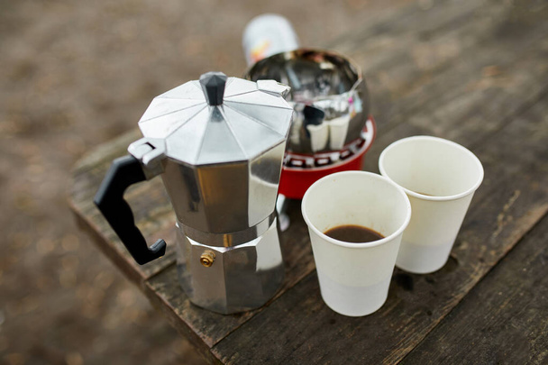 Процес виготовлення кемпінгової кави на відкритому повітрі з металевою гейзерною кавоваркою на газовій конфорці, крок за кроком. Туристична діяльність для відпочинку, розваг, пригод, подорожей, туризму та кемпінгу концепції
 - Фото, зображення