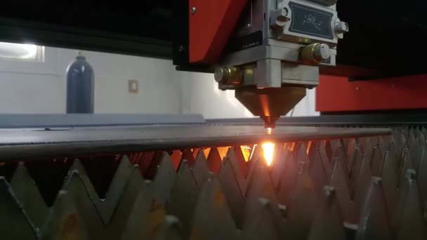 Yüksek hassasiyetli bir lazer cnc makinası ve teçhizat üzerinde metal kesip işleme. Demir ve çelik endüstrisi. Fabrikada demir, alüminyum ve paslanmaz çelik kesimi. Metal ürünlerin metal çalışması. - Video, Çekim