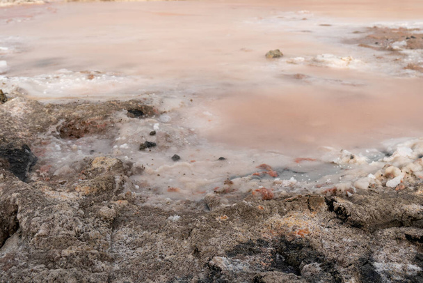 Bord du lac rose près avec des bords de sel blanc dans le sable à Al Rams, Émirats arabes unis à Ras al Khaimah Émirat. - Photo, image