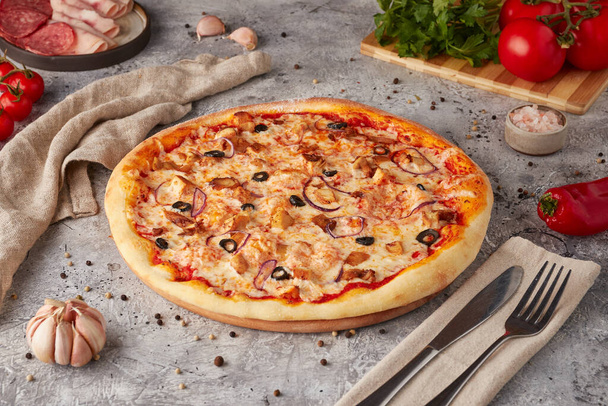 Pizza szeletekkel, szósszal és fűszernövényekkel, texturált háttér - Fotó, kép