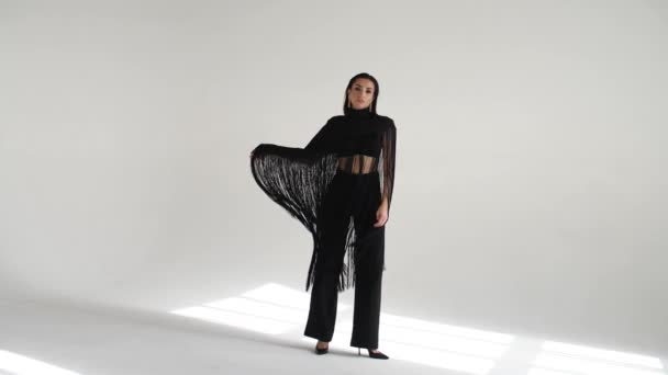 κορίτσι με μαύρα ρούχα στο στούντιο - Πλάνα, βίντεο