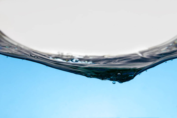 Голубая волна воды выплеск на белом фоне, капля воды изолирована - Фото, изображение