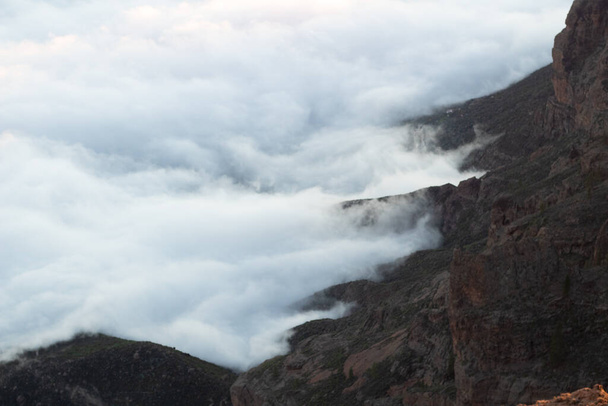 Montañas que sobresalen del mar de nubes - Foto, imagen