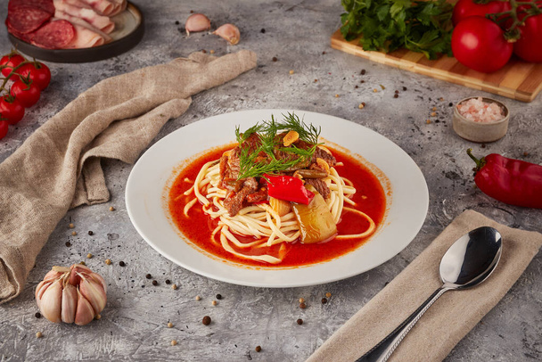 Heiße Suppe mit Fleisch und Gemüse, strukturierter Hintergrund - Foto, Bild