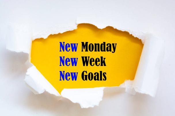 Γραπτό σημείωμα που δείχνει τους Νέους Στόχους της Δευτέρας. Business photo showing the next week resolutions To do list Στόχοι που γράφονται κάτω από το σκίσιμο διπλωμένο χαρτί απλό λευκό φόντο. - Φωτογραφία, εικόνα