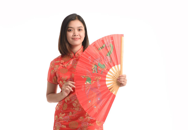 Asiatin in chinesischem Kleid hält am chinesischen Neujahrstag einen großen roten Fächer in der Hand. - Foto, Bild